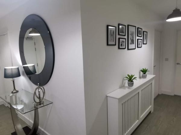 2-Bed Flat with Balcony Park Views